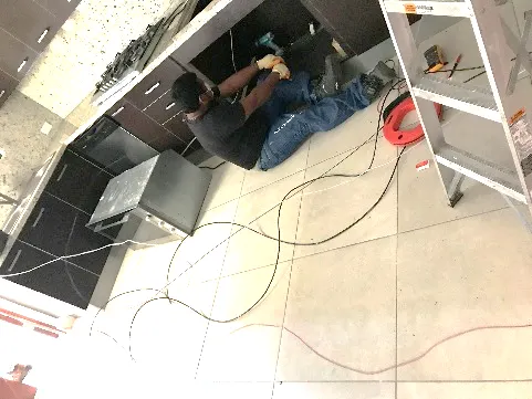 Técnico instalando cableado de equipos de computación en oficinas