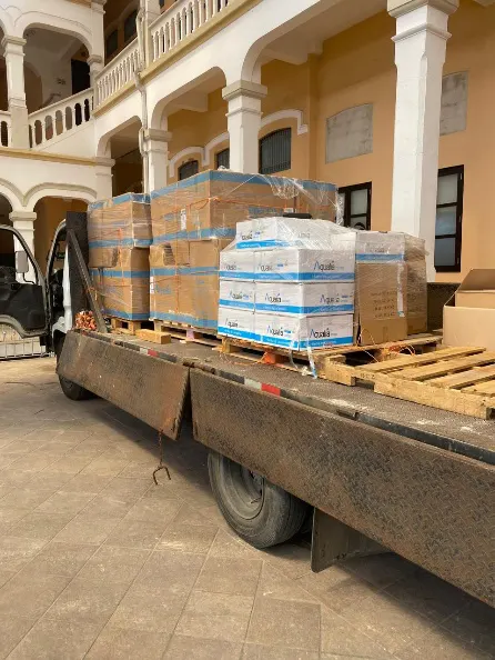 Camión con pallets de tanques de pintura acrílica en el patio del Palacio de Gobierno, Casco Antiguo