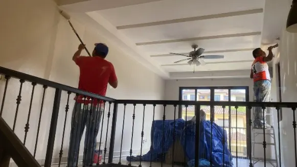 Personal de CRECE CASA aplicando pintura y acabados en el interior de una vivienda remodelada